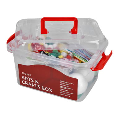 En genomskinlig plastlåda med rött handtag och lås innehåller olika pysselmaterial. Etiketten lyder "Arts and crafts box 304 pieces by EKVIP." Inuti kan du se pompoms och pysselpinnar.
