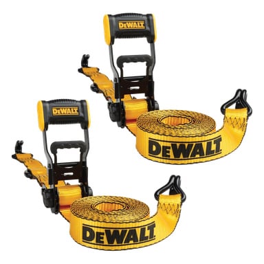 Ett par DeWalt Retaining Strap DXBC50002EU fastbindningsremmar är prydligt lindade, var och en utrustad med en robust metallspärra. Remmarna har en gul och svart design med DeWalt-logotypen tydligt synlig, förpackade tillsammans som ett par av två.
