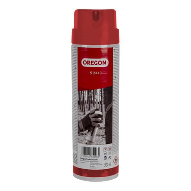 500 ml Oregon Marking Paint Red -purkki, jossa on punainen korkki, jossa näkyy tuotteen yksityiskohdat ja hansikoitu käsi suihkuttamassa maalia ulkona.