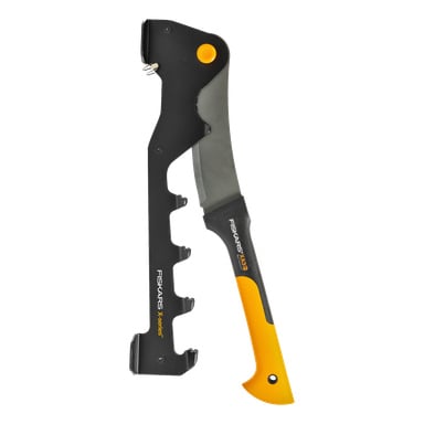 Fiskars X5 14-tuumainen kirves, jossa on musta-keltainen kahva ja sen musta tuppi, jossa logo ja tuotetiedot ovat valkoisella ja oranssilla.