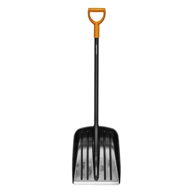 En Fiskars Snow Shovel Solid med ett brett svart plastblad, långt svart handtag, orange D-grepp och "Fiskars" på handtaget.