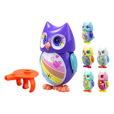 Sześć kolorowych figurek Mini Hoot Toy Owl od Silverlit jest wystawionych. Z przodu znajduje się duża fioletowa sowa z pomarańczowym kluczem, a po prawej ustawiono pięć mniejszych sów w różnych kolorach i wzorach.