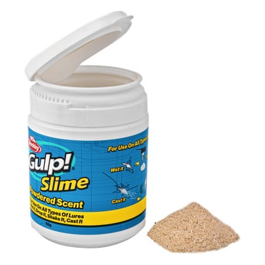 Biały plastikowy pojemnik z napisem "Berkley Powerbait Gulp Slime" z otwartą pokrywką stoi obok małej sterty beżowego proszku.