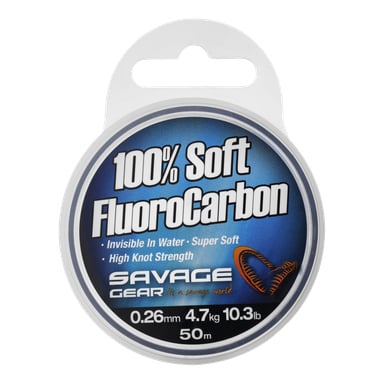 Szpula żyłki Savage Gear 100% Soft Fluorocarbon o średnicy 0,26 mm, wytrzymałości 4,7 kg (10,3 lb) i długości 50 metrów, z niebiesko-czarną etykietą.
