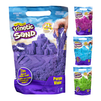 En stor lila påse med Kinetisk Sand visas med en bild av ett sandslott på, bredvid tre mindre påsar i rosa, blått och grönt. Varje påse visar sin färg, vikt och har logotypen "Kinetisk Sand".