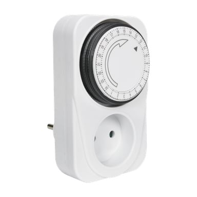 Anslut 24-timmars timer är en vit mekanisk inpluggad enhet med en rund ratt som visar timintervaller och en stor pil. Ett enda uttag sitter precis under ratten, vilket gör att du kan koppla in en elektronisk enhet. Tillverkad för användning med standarduttag gör det enkelt att ställa in tidtagna på/av-cykler.