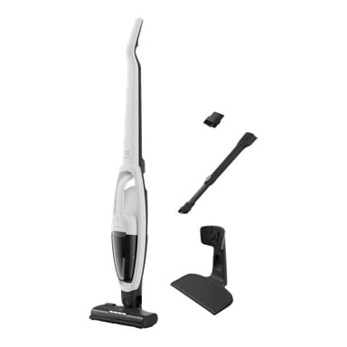 Electrolux 500 Clean stående dammsugare i vitt och svart står bredvid ett smalt borstmunstycke, ett litet borsthuvud och ett laddningsställ.