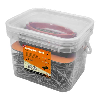 En genomskinlig plastbehållare med lock innehåller silverskruvar och ett orange och svart Heco Decking tool+. Den orange etiketten på sidan säger "Startpaket, däckinstallation Decking tool+" och anger detaljer för 25 kvadratmeter.