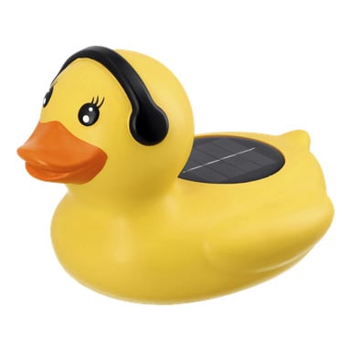 En gul gummiand med oransje nebb, svarte øyne og vipper, hodetelefondetaljer og et solcellepanel på ryggen.
