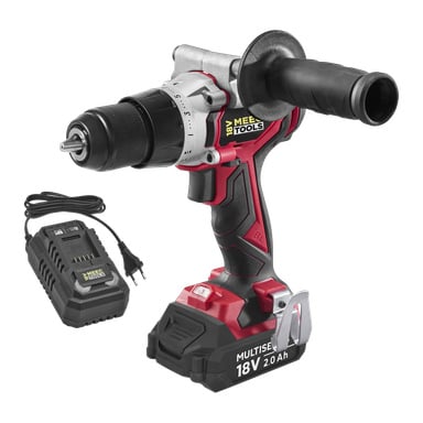 En Meec Tools Multiseries Brushless DD-18V WORK 700 sladdlös borr i svart och rött visas med ett sidohandtag, ett anslutet 18V-batteri, samt en batteriladdare och en elkabel placerad bredvid.