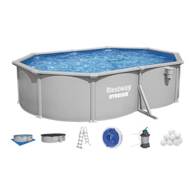 Bestway Hydrium oval ovanjordisk pool fylld med vatten, visad med lock, markduk, stege, skummare, filterpump och filterbollar.