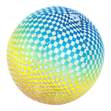 En stor Bestway Colosphere Beach Ball med blå, grønne, gule og hvite ruter, vinklet for å vise luftventilen nær toppen.