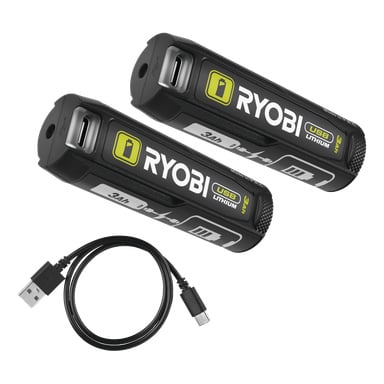 To Ryobi USB litiumbatterier RB4L30X2 (2-pakning) plassert over en svart USB til micro-USB ladekabel. Etikettene viser logoen og spesifikasjonene.
