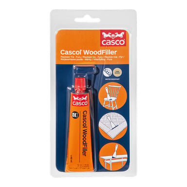 Casco Plastic Wood WoodFiller Natur i orange rör med röd lock, i genomskinlig blåsa, visas när han reparerar en stol och närbild av trä.