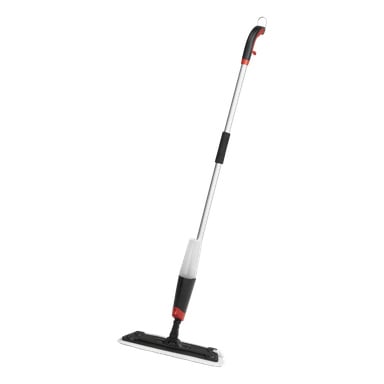 Menuett Spray Mop har ett långt handtag, en integrerad vätskebehållare, slanka svarta och röda highlights samt ett platt rektangulärt rengöringshuvud med en vit mikrofiberdyna. Den är avbildad stående upprätt.