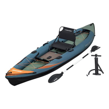 Blå og oransje oppblåsbar kajakk med svart sete, åre, fotpumpe, bow-bungee-snorer og Elite X1 Fishing Kayak Set merkevare.