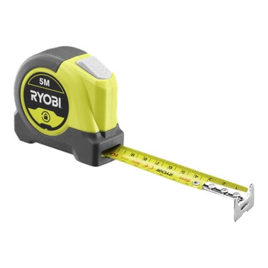 Ett gult och svart Ryobi RHMT5-måttband visar en delvis utdragen metallkrok och synliga längdmarkeringar upp till 5 meter.