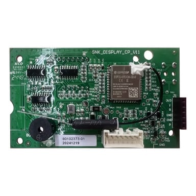 Grön PCB-display med ESP32-WROOM-32UE-modul, märkta kontakter, komponenter och streckkodsklister 80102373-01, 20241219.