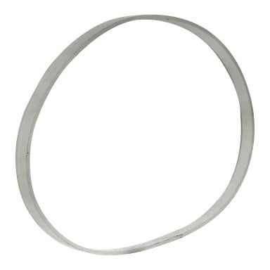 Cienkie, srebrne metaliczne koła plastikowe do pił taśmowych, uformowane w nierówny owal.