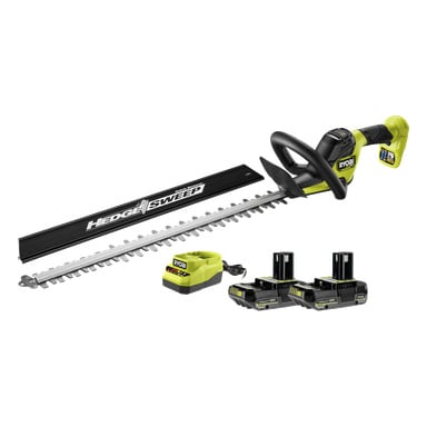Ryobi RY18HTX60A-220 Hedge Trimmer med HedgeSweep, gul och svart laddare samt två 18V litiumjonbatterier visas.