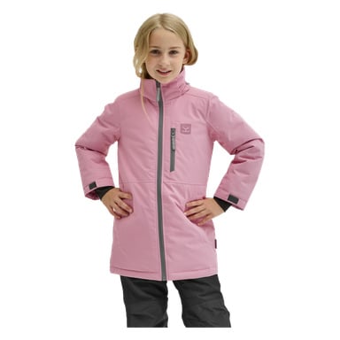 Vaaleahiuksinen lapsi seisoo kädet lanteilla, yllään Kayoba Outdoor Children's talvitakki Kläppen – pitkä vaaleanpunainen takki, jossa on korkea kaulus, harmaa vetoketju ja mustat hihansuut – yhdistettynä mustiin housuihin.