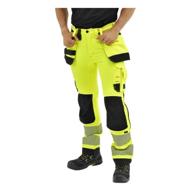 Eine Person modelliert die gelben Hi-Vis-Steve-Hosen von Bluewear Pro Workwear mit schwarzen Knieabzeichen, vielen Taschen und reflektierenden Bändern; Schwarze Stiefel getragen.