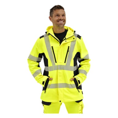 Leende man i klargul blå Hi-Vis-jacka och byxor med grå ränder, svarta detaljer, huva och händer i fickorna.