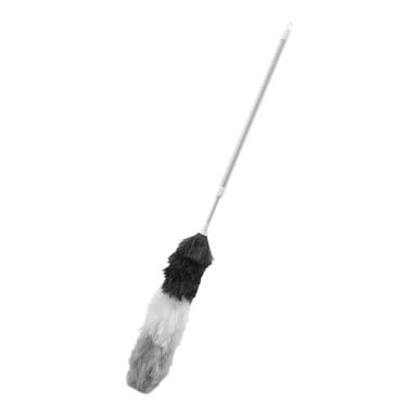 Menuett Feather Duster har ett långt vitt handtag med fluffiga fjädrar i svart, grått och vitt.