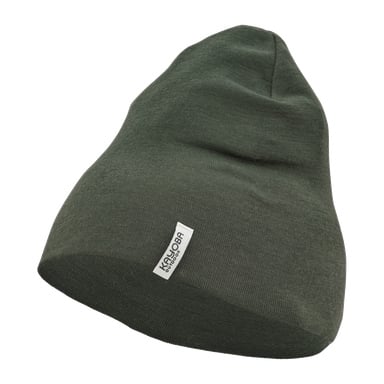En mörkgrön stickad ullmössa för barn från Kayoba Outdoor, vinklad så att den visade en liten vit lapp med svart text "Kayoba Outdoor" på kanten.