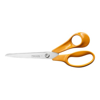 En Fiskars-sax med orange plasthandtag och blad av rostfritt stål, placerad med bladen öppna mot en vit bakgrund.