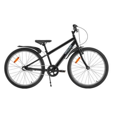 En svart Kayoba-cykel med rakt överrör, fram- och bakskärmar, reflexer på båda hjulen och knubbiga däck, visad i sidovy mot en vit bakgrund.