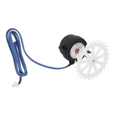 En svart AC-hydraulisk elmotor har en blå kabel med en vit kontakt och är kopplad till en vit kugghjulsformad plastfläkt.