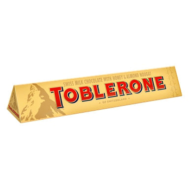 En triangulär guldask med Toblerone schweizisk mjölkchoklad med honung och mandelnougat, med röda och blå bokstäver och en bild av berget Matterhorn på vänster sida.