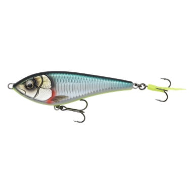Ett fiskedrag som är format och färgat som en liten fisk, med realistiska fjäll och färger, och som har två trekrokar fästa på undersidan och i stjärtänden.