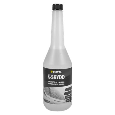 En hvit plastflaske merket Starta K-protection, med produktdetaljer og et bilde av en metalloverflate. Flasken har svart kork og rommer 0,5 liter korrosjonsbeskyttelsesløsning.