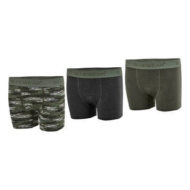 Drei Paar Herren-Boxershorts sind nebeneinander abgebildet. Das linke Paar hat ein grünes Tarnmuster, das mittlere Paar ist einfarbig dunkelgrau, und das rechte Paar ist einfarbig olivgrün. Alle haben grüne Bündchen mit der Aufschrift BLUEWEAR.