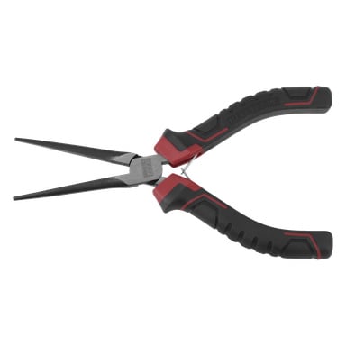 En långnäbbad tång med svarta och röda gummibelagda handtag mot en vit bakgrund. Tången är sluten, med spetsiga metallbackar och ergonomiska grepp.