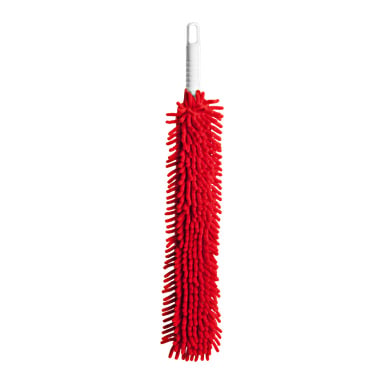 En Menuett Feather duster står upprätt, med täta, mjuka röda chenille-mikrofibertrådar och ett vitt plasthandtag.