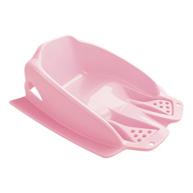 En rosa badstol i plast med konturformad design, upphöjda sidor för stöd och perforerade fotstöd för dränering. Sitsen är utformad för att hålla barnet säkert under badet.