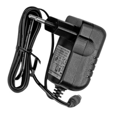 En svart upprätt vakuumladdare med tvåpolig kontakt och spiralad kabel, knuten med en tvist. Adaptern har tryckt text och symboler.