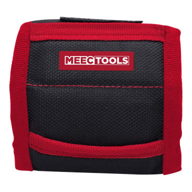 magnetyczna opaska na ramię z czerwonym obwództwem i przeszyciem, z czerwono-białym logo Meec Tools z przodu.