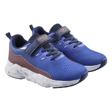 Blå Kayoba Outdoor-sneakers för barn med vita och orange detaljer, marinblå snören, märkta remmar och vita sulor sida vid sida.