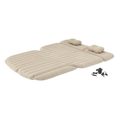 Beige oppblåsbar billuftmadrass med to matchende puter, elektrisk pumpe og lader. Passer til baksete, konturerte sider, horisontale kamre.