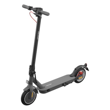 En svart elektrisk scooter med grå styren, röd bromskabel, stöd, bakskärmsreflektor och "Kayoba" på plattform och styrstång.