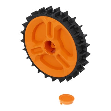 Ett robotiskt gräsklipparhjul med orange ekrar, en svart tandad fälg och en orange lock som vilade under.