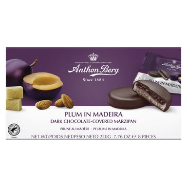 Tumma suklaalla kuorrutettu marsipaani, joka on täytetty luumulla, tarjottu tuoreiden luumujen ja manteleiden kanssa pakkauksen vieressä, jossa lukee Anthon Berg Plum In Madeira ja 8-osainen.