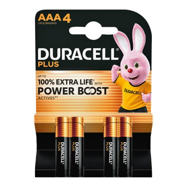Förpackning med fyra Duracell Plus AAA-batterier i svart och guldförpackning, med Duracell Bunny till höger och texten "100% extra life".
