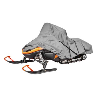 En snøscooter under et tettsittende grått dekke, med oransje og svarte seksjoner som titter frem.