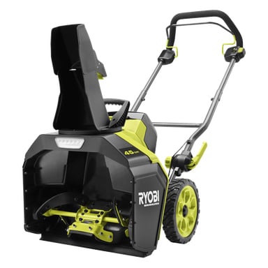 En Ryobi 40V sladdlös snöslunga i gult och svart, med stora hjul, bakre ränna och reglage monterade på styret.