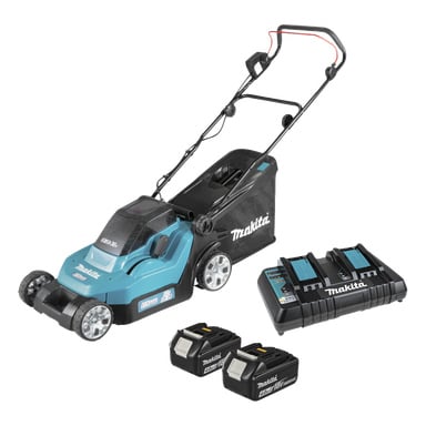 Blå og svart Makita trådløs gressklipper med gresspose, ledsaget av to oppladbare batterier og en dobbel batterilader.